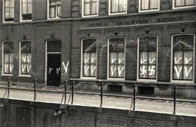 811879 Afbeelding van de bekladde ramen van het Centraal Israëlietisch Weeshuis (Nieuwegracht 92) te Utrecht.